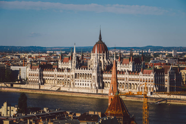 Απογευματινό ήλιο στην πρόσοψη του Κοινοβουλίου κτίριο απέναντι στον ποταμό Δούναβη, Βουδαπέστη Ουγγαρία. - Φωτογραφία, εικόνα