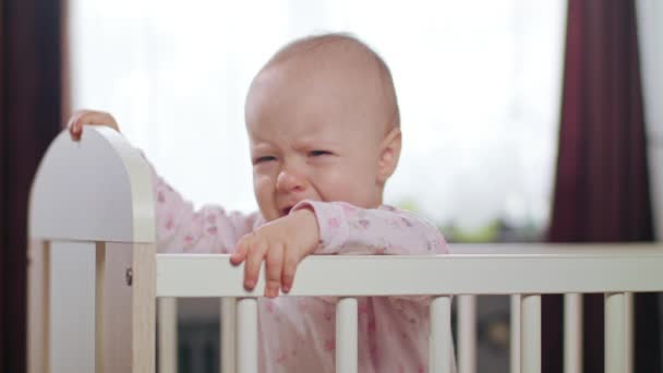 Baby Standing in a Crib at Home. Crying - Imágenes, Vídeo