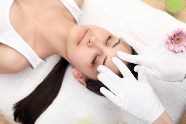 Massage du visage. Gros plan d'une jeune femme recevant un traitement spa
. - Photo, image