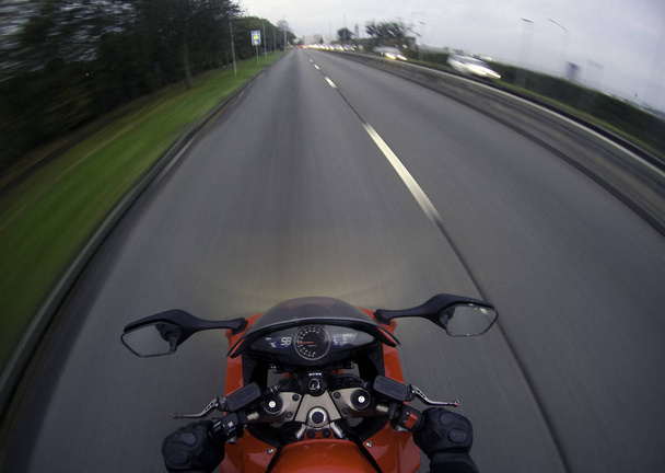 Μοτοσικλέτα σε κίνηση - μια άποψη από την θέση του αναβάτη  - Φωτογραφία, εικόνα