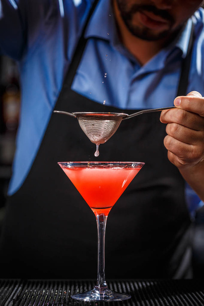 Barman makes cosmopolitan cocktail - Foto, imagen