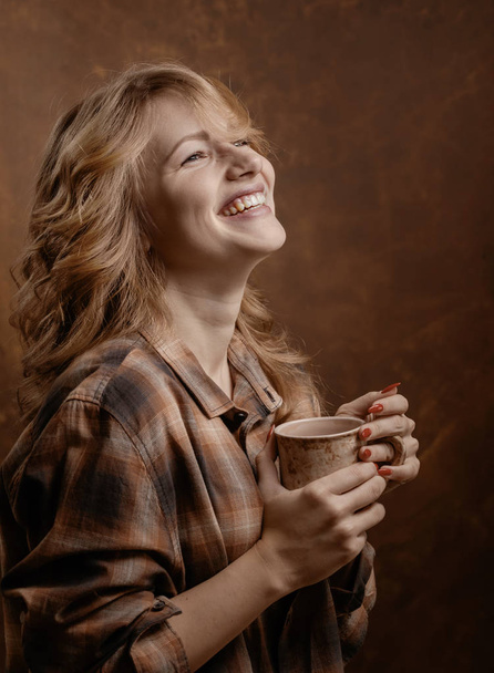 Ładna Blondynka z kubek kawy . - Zdjęcie, obraz