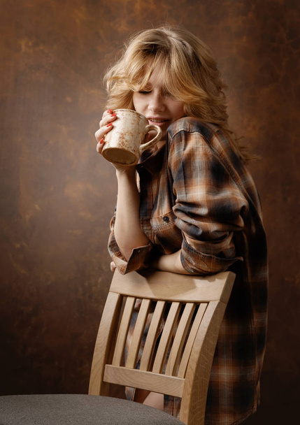 Pretty blonde with coffee mug . - Foto, Bild