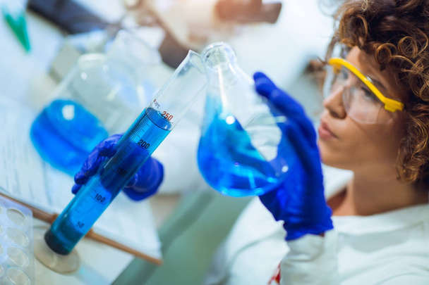 Female scientist using test tube - Φωτογραφία, εικόνα