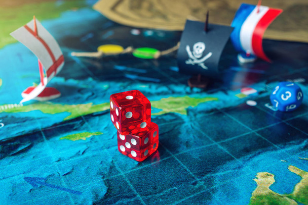 Rojo jugando huesos en el mapa del mundo del campo hechos a mano Juegos de mesa con un barco pirata
 - Foto, imagen