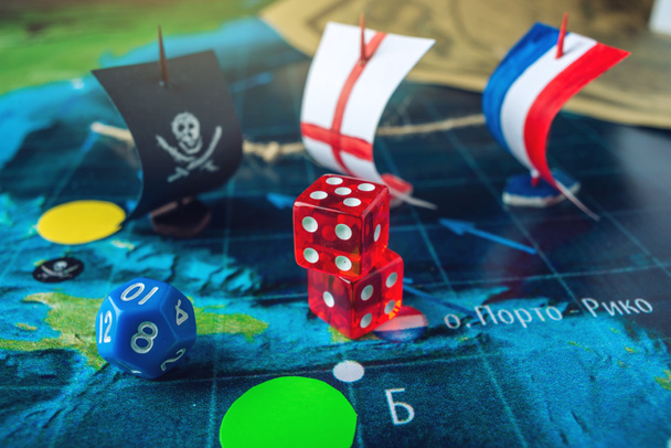 Červený hrát kosti na mapě světa pole ručně deskových her s pirátskou lodí - Fotografie, Obrázek