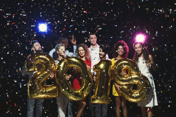 Grupa młodych przyjaciół szczęśliwy numer balonów w nowy rok party - Zdjęcie, obraz