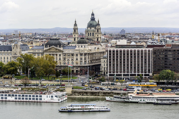 Panoramic view of the old town and the Danube River in autumn in Budapest, Hungary. - Valokuva, kuva