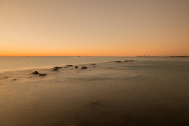 Η ακτή του Benicasim με την Ανατολή, Castellon - Φωτογραφία, εικόνα