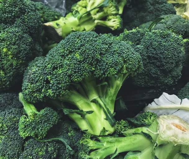 Semt pazarı, ham ve taze sağlıklı brokoli lahana - Fotoğraf, Görsel