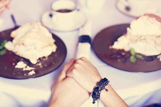 Cena romantica in un ristorante gourmet bevendo vino e tenendosi per mano
 - Foto, immagini