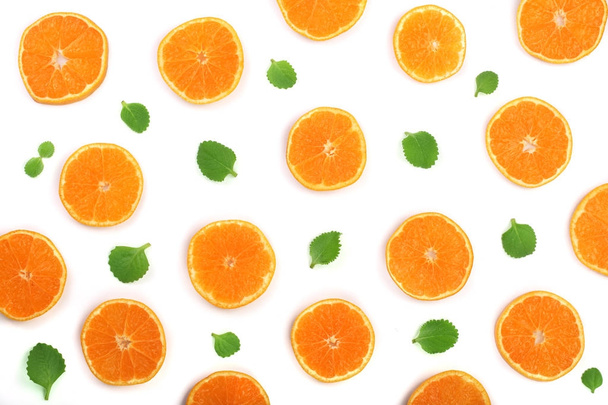 Φέτες από πορτοκάλι ή μανταρίνι με δυόσμο φύλλα απομονωθεί σε λευκό φόντο. Επίπεδη lay, κορυφαία θέα. Σύνθεση φρούτων - Φωτογραφία, εικόνα