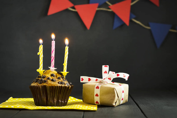 cupcake d'anniversaire sur un fond sombre. Joyeux anniversaire. Carte postale. Félicitations !
. - Photo, image
