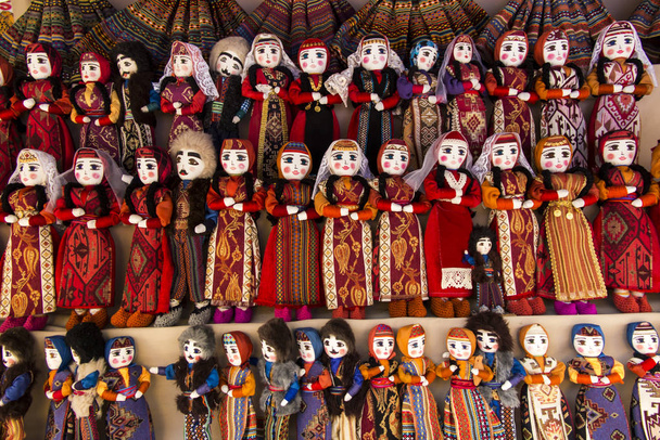 muñecas de trapo de colores como recuerdos de Armenia
 - Foto, imagen