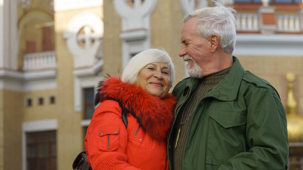 Retrato de um casal de idosos amorosos
  - Foto, Imagem