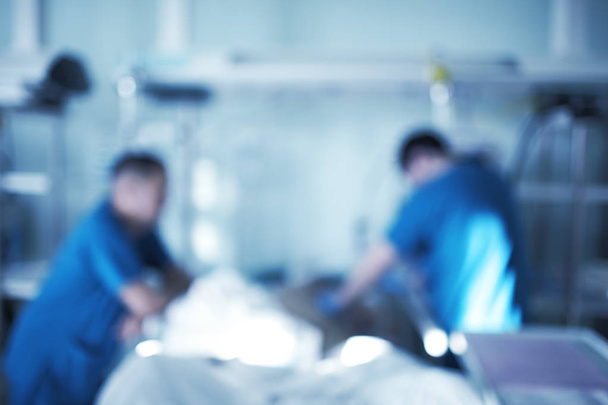 İki erkek tıbbi işçilerin durumu kritik hasta ile çalışma - Fotoğraf, Görsel