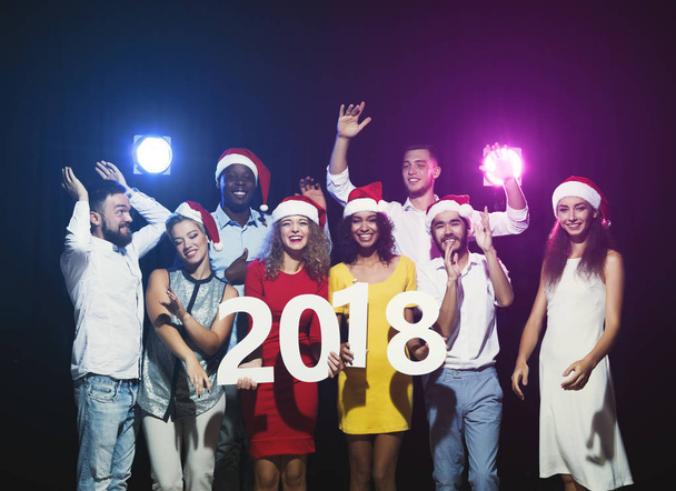Jóvenes multiétnicos con números de madera 2018
 - Foto, Imagen