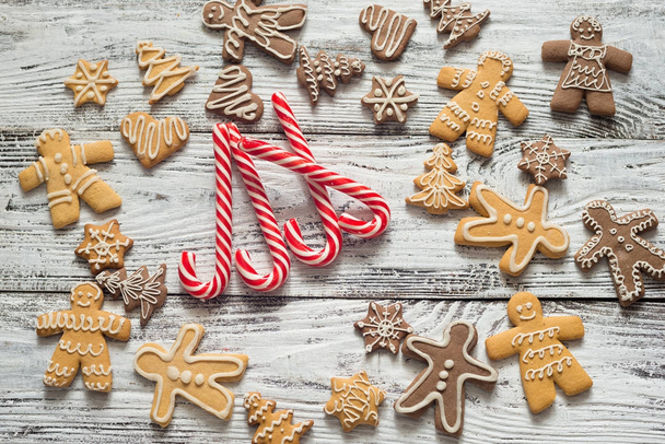 galleta de Navidad y dulces en madera, vista superior de la comida
 - Foto, Imagen