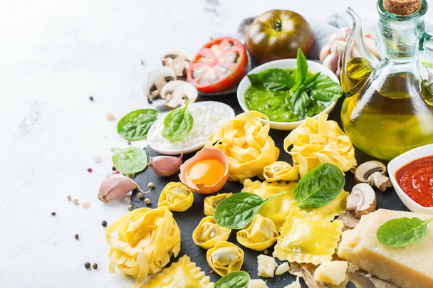 Italiaanse gerechten en ingrediënten, ravioli, pasta tortellini, pestosaus tomaat - Foto, afbeelding