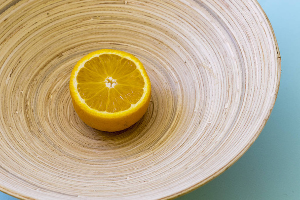 竹皿に鮮やかなオレンジ色 - 写真・画像