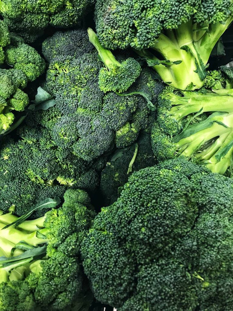 Cavolo broccolo crudo e fresco sano al mercato di strada
 - Foto, immagini