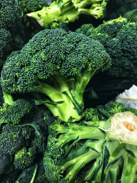 Chou brocoli cru et frais sain au marché de rue
 - Photo, image