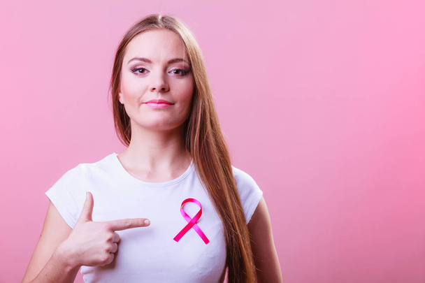 Mulher wih fita de câncer rosa no peito
 - Foto, Imagem