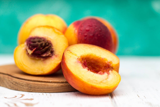a lot of fresh peaches on a white table. - Foto, afbeelding