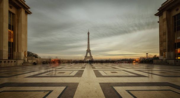 Eiffeltoren over bewolkte hemel uit Trocadero gebied - Foto, afbeelding