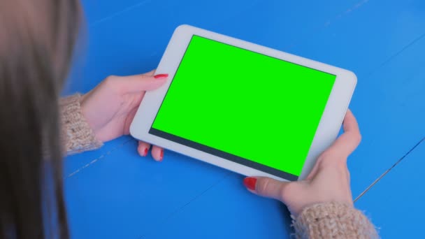 Жінка дивиться на планшетний комп'ютер з зеленим екраном
 - Кадри, відео