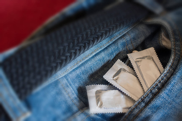 Préservatifs dans la poche du jean pour homme
 - Photo, image