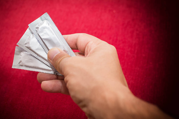 hand of man carrying a condom - Foto, Imagem