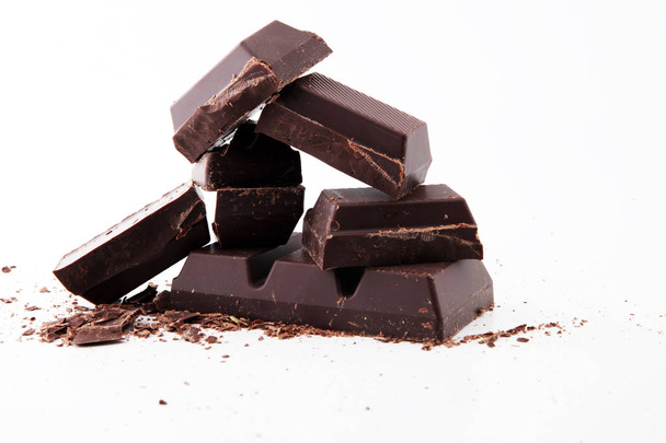 barra de chocolate sobre fondo blanco - Foto, imagen