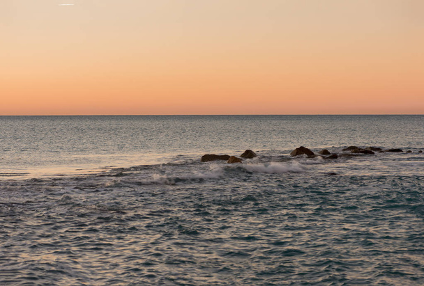 A costa de Benicasim ao nascer do sol, Castellon
 - Foto, Imagem