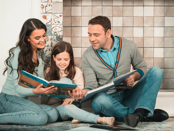 Happy family read together - Valokuva, kuva