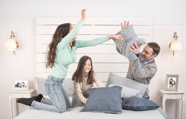 Family having pillow fight - Fotoğraf, Görsel