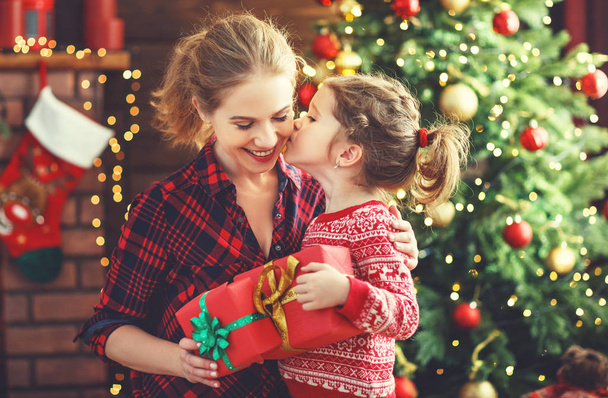 feliz familia madre e hija dando regalo de Navidad
  - Foto, Imagen