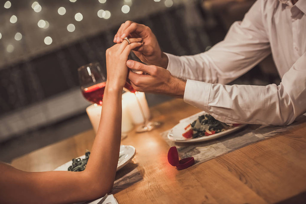 Man proposing in restaurant - Zdjęcie, obraz