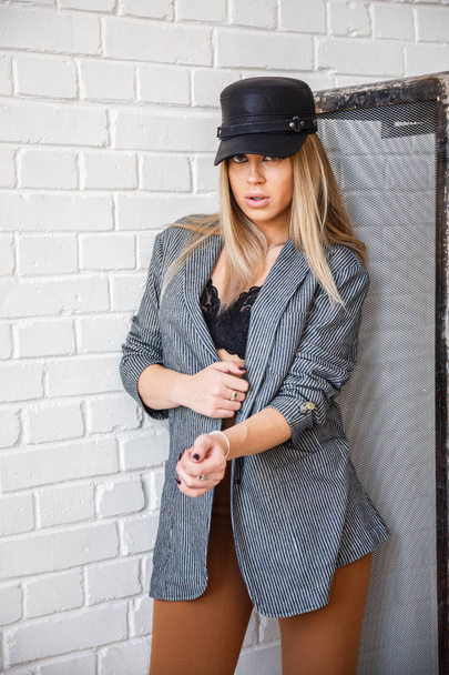 blonde girl posing in stylish clothes  - Foto, afbeelding