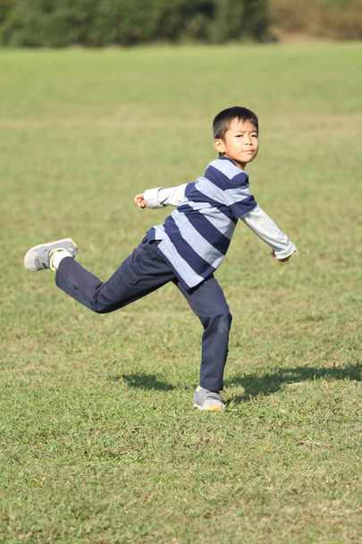 Japanese boy playing catch (second grade at elementary school) - Photo, Image