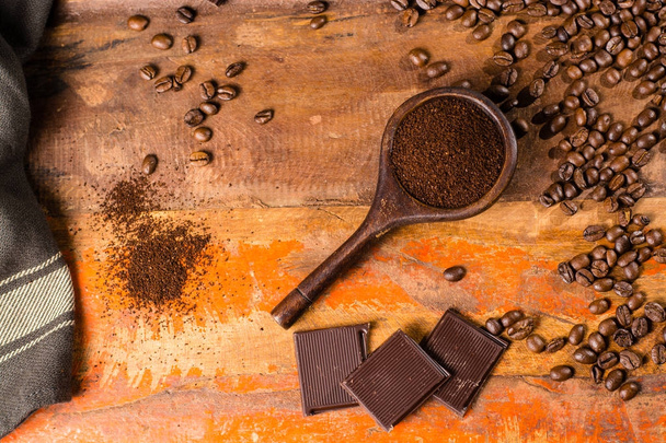 Темно-жареная чистая кофейная фасоль и молотый суфле на углях
 - Фото, изображение