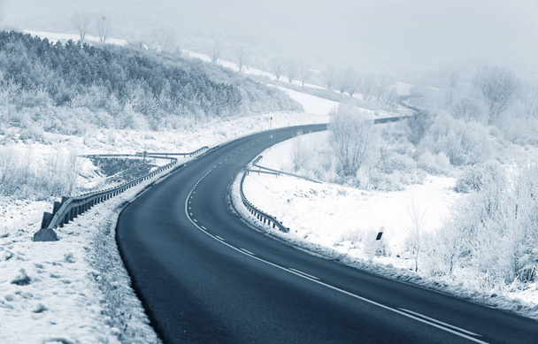 Tyhjä luminen tie talvella
 - Valokuva, kuva