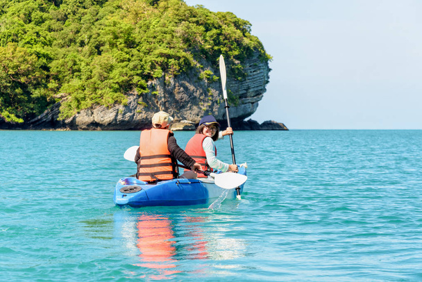Viaje en barco con un kayak
 - Foto, imagen