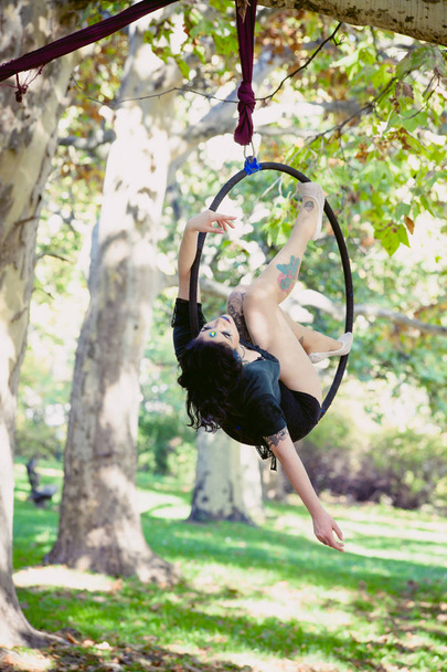  nő légi hoop tánc-erdő - Fotó, kép