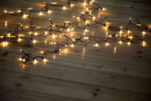 Luces de Navidad sobre fondo de madera - Foto, Imagen
