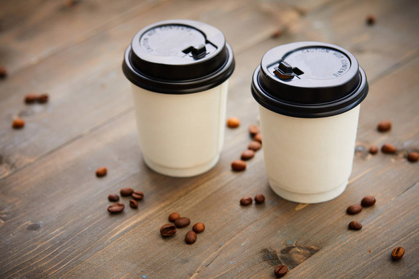 tasses de café avec des poutres de café sur table en bois
 - Photo, image