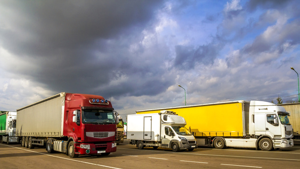 Πολύχρωμα μοντέρνα μεγάλο ημι-φορτηγά και ρυμουλκούμενα των διαφόρων  - Φωτογραφία, εικόνα