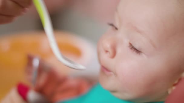 ピューレを家で食べる女の赤ちゃん - 映像、動画