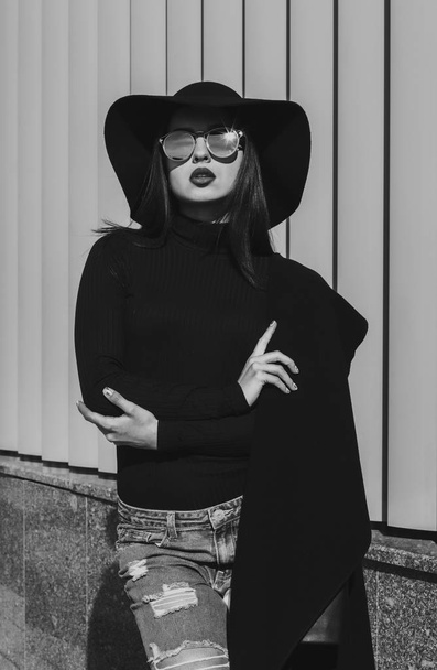 Fashion shot of attractive brunette woman in trendy hat and styl - Zdjęcie, obraz