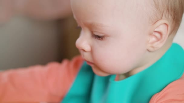 ピューレを家で食べる女の赤ちゃん - 映像、動画
